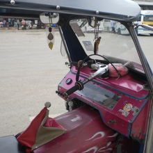 女性の運転するトゥクトゥクは、ピンク色で、やはりかわいいです