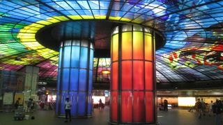 ステンドグラスは芸術的