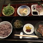 ゆったりとした座敷とカウンターのお店で奈良の地元食材を使った料理を提供する店。