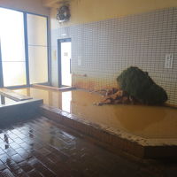 この湯船の右奥にあるドアを開けて露天風呂に行きます