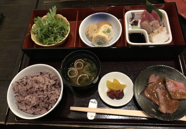 ゆったりとした座敷とカウンターのお店で奈良の地元食材を使った料理を提供する店。