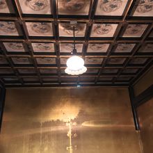 天井絵まで描かれている豪華な仏間。