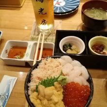 ウニ・イクラ・ホタテ・カニの4色丼