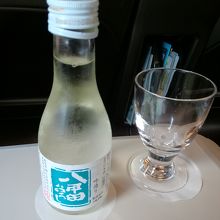 車内で出されるお酒：八甲田しぼり