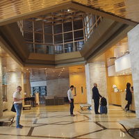 ロビー（奥がレストラン）