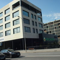 トラム乗り場の前にあるスーパー