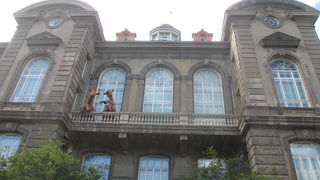 建物の2階のベランダにあるトナカイの像が、インパクトがありました