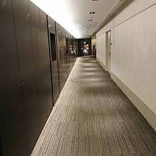この廊下の奥にラウンジ