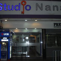 スタジオ・ナナ・バイ・アイチェックインの入口の様子です。夕刻