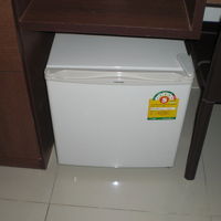 客室に置かれた冷蔵庫です。やや小さいので、工夫しながら使用