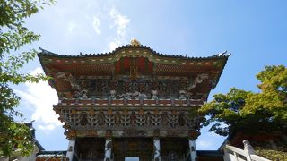 派手な建物が立ち並ぶ小さな島のお寺
