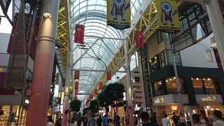 藤崎百貨店からフォーラスまで続くアーケード商店街。