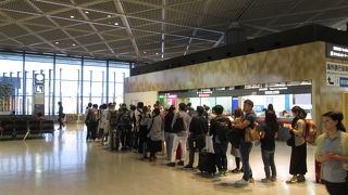 銀行の窓口に大行列