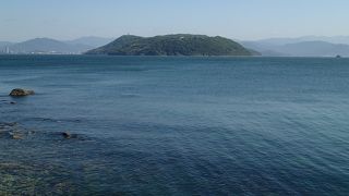 公園の高台まで上がると、玄界灘に浮かぶ能古島がよく見える