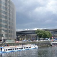 すぐ近くのシュプレー川とフリードリッヒシュトラッセ駅