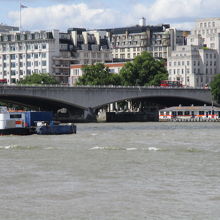 背景の建物がいいですね