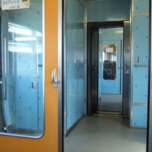 平日昼過ぎのエアポートの車内