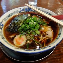 煮干中華。スープの色が黒々してますが、見た目ほど塩辛くなし。