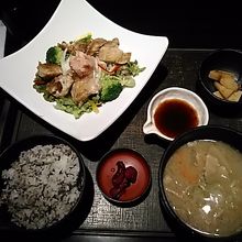 野菜たっぷりチキン野菜とん汁御膳は、とん汁が付いて798円