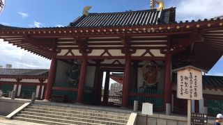 赤と青の仁王像