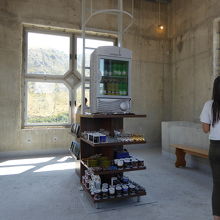 展望台にある土産物屋。特別なものはありません