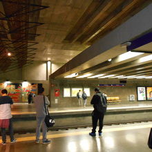 地下鉄は昼から夕方に乗るのが安心。