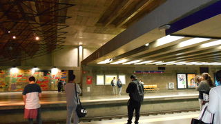 夜は治安に注意。