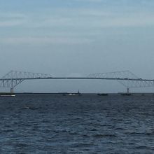 東京ビックサイト裏手駐車場から見た東京ゲートブリッジ