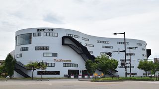 豆の形の大きな本屋さん