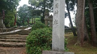 かなり急な坂の上にあります