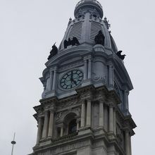 彫像に囲まれた時計塔