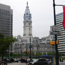 街の中心にあります