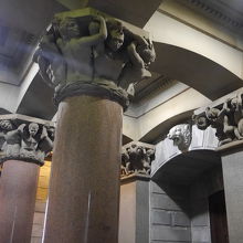 中庭への通路には彫像で飾られた大理石の柱が並びます