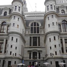 中庭は市民の憩いの場になっています