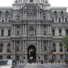 南面にも多くの彫像が飾られています