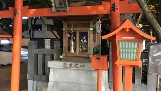 道路の真ん中にある神社