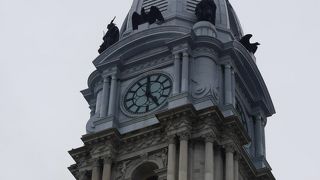 彫像に囲まれた時計塔