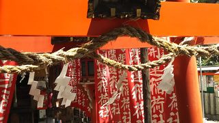 露天神社の境内にある