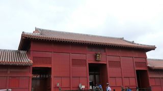 3つの入口がある門