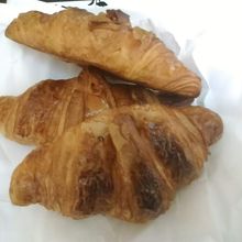 クロワッサン＠216円