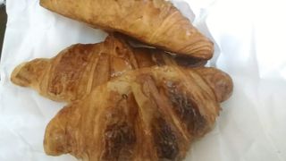 ふわっと大振りでバターたっぷりだが、満腹感からは程遠い