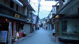 にぎやかな商店街ですが、店じまいは早いです。