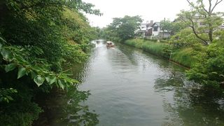 狭い橋の下をくぐります