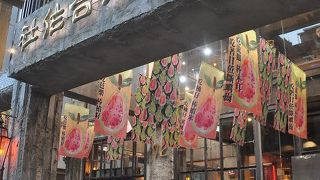 古い建物。柱や壁は一部が破損していた。３０年ほど前までは地元の銀行だったそうだ