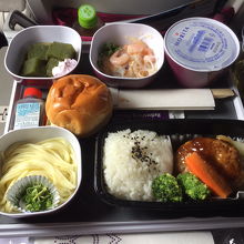 昼食の照り焼きハンバーグ