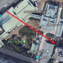 湯島天満宮の敷地内における文具至宝碑の場所を示す写真です。