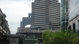 パラゴンの隣にあります。