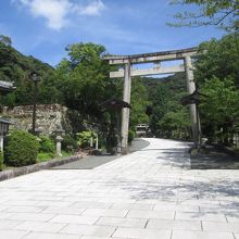 大きな鳥居と広い参道