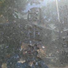 湯島天満宮の梅園建設の石碑です。梅園建設碑の文字が見えます。