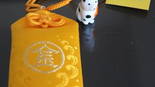 こんぴら狗の付いたウコン色の御守り